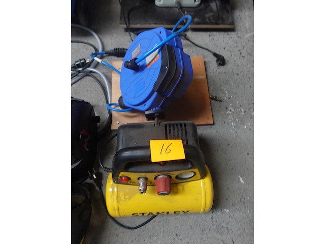 Compressor stanley + persluchtkabel op haspel - afbeelding 1 van  4
