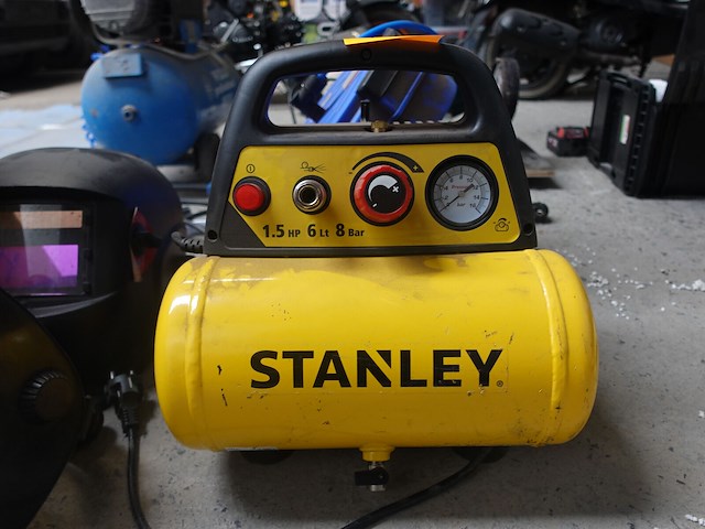 Compressor stanley + persluchtkabel op haspel - afbeelding 2 van  4