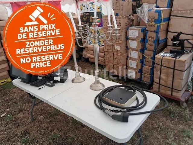 Computerapparatuur, gereedschap, consumptiegoederen