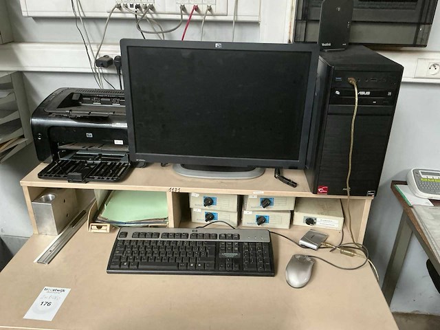 Computerschermen (3x) en printer (1x) - afbeelding 1 van  11