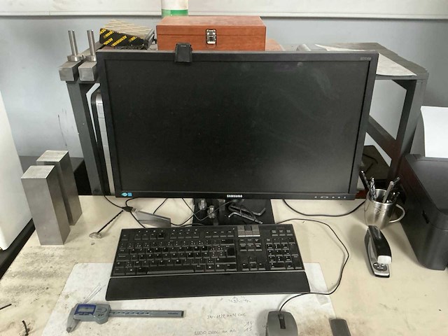 Computerschermen (4x) en printer (2x) - afbeelding 1 van  5