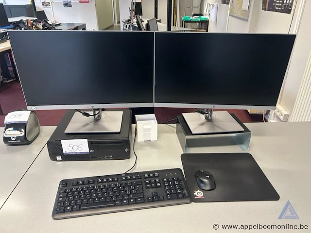 Computerwerkstation bestaande uit een hp z2 desktop computer met intel core i7 processor, twee hp monitoren, een hp toetsenbord, een steelseries muis en muismat - afbeelding 1 van  3