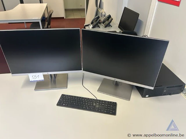 Computerwerkstation hp z2, intel core i7 processor, inclusief twee monitoren en toetsenbord. werking niet gekend. - afbeelding 1 van  2