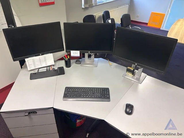 Computerwerkstation met drie monitoren wo. hp elitedisplay e240, inclusief toetsenbord, muis en docking station. werking niet gekend. - afbeelding 2 van  2