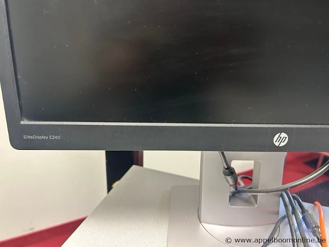 Computerwerkstation met drie monitoren wo. hp elitedisplay e240, inclusief toetsenbord, muis en docking station. werking niet gekend. - afbeelding 1 van  2