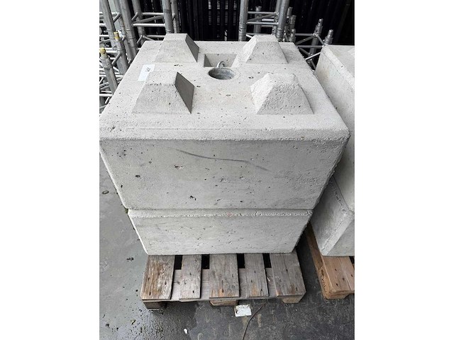Concrete 500kg - various staging (2x) - afbeelding 1 van  1