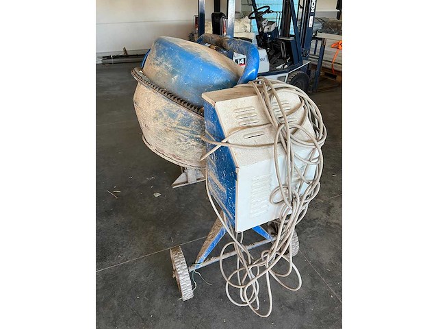 Concrete mixer - afbeelding 1 van  3
