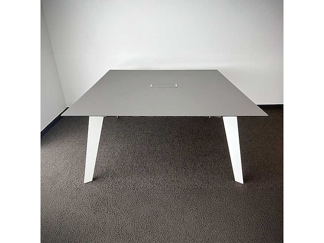 Conference table - afbeelding 1 van  4