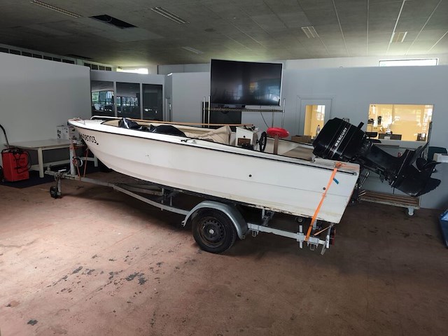 Consoleboot ace cruiser composiet van 1982, lengte 4,8m, 6 personen, 75pk 2-takt langstaart buitenmotor van 1989 van het merk mercury. de motor draait en koelt goed. onderhoud is aangewezen. benzineleidingen zijn verduurd waardoor ze lekken - afbeelding 5 van  35