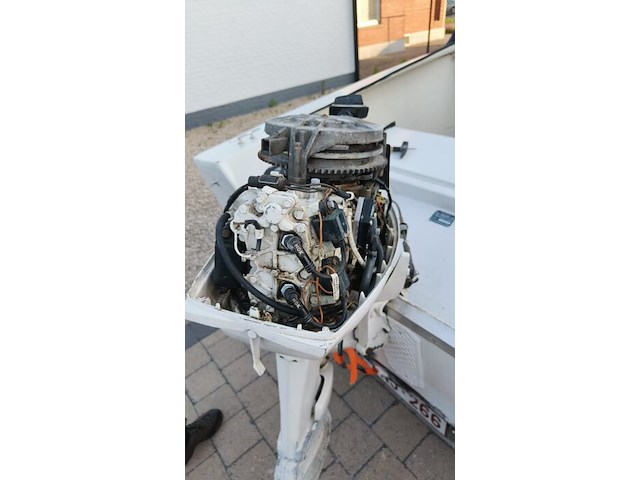 Consoleboot ace cruiser composiet van 1982, lengte 4,8m, 6 personen, 75pk 2-takt langstaart buitenmotor van 1989 van het merk mercury. de motor draait en koelt goed. onderhoud is aangewezen. benzineleidingen zijn verduurd waardoor ze lekken - afbeelding 9 van  35