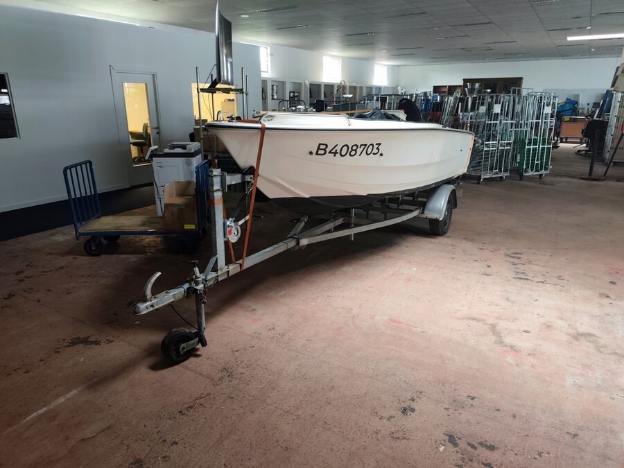 Polyester speedboot elan - consoleboot composiet ace cruiser