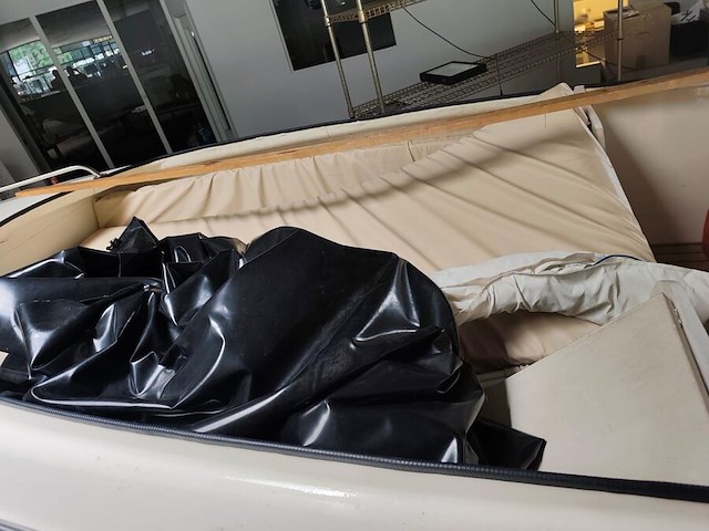 Consoleboot ace cruiser composiet van 1982, lengte 4,8m, 6 personen, 75pk 2-takt langstaart buitenmotor van 1989 van het merk mercury. de motor draait en koelt goed. onderhoud is aangewezen. benzineleidingen zijn verduurd waardoor ze lekken - afbeelding 12 van  35