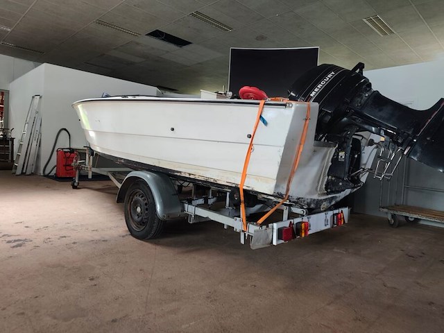 Consoleboot ace cruiser composiet van 1982, lengte 4,8m, 6 personen, 75pk 2-takt langstaart buitenmotor van 1989 van het merk mercury. de motor draait en koelt goed. onderhoud is aangewezen. benzineleidingen zijn verduurd waardoor ze lekken - afbeelding 28 van  35
