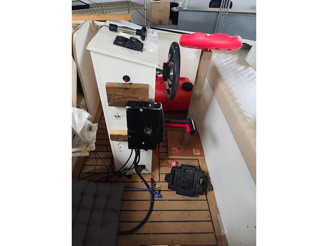 Consoleboot ace cruiser composiet van 1982, lengte 4,8m, 6 personen, 75pk 2-takt langstaart buitenmotor van 1989 van het merk mercury. de motor draait en koelt goed. onderhoud is aangewezen. benzineleidingen zijn verduurd waardoor ze lekken - afbeelding 29 van  35