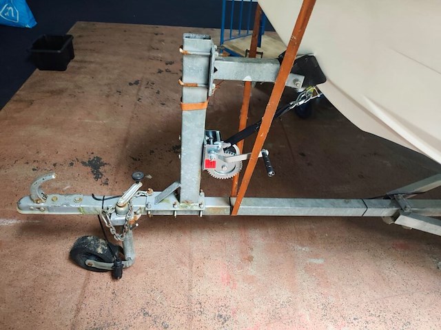 Consoleboot ace cruiser composiet van 1982, lengte 4,8m, 6 personen, 75pk 2-takt langstaart buitenmotor van 1989 van het merk mercury. de motor draait en koelt goed. onderhoud is aangewezen. benzineleidingen zijn verduurd waardoor ze lekken - afbeelding 30 van  35