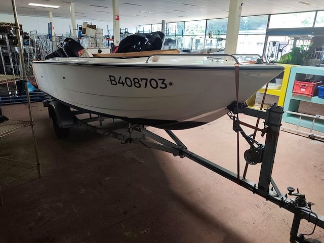 Consoleboot ace cruiser composiet van 1982, lengte 4,8m, 6 personen, 75pk 2-takt langstaart buitenmotor van 1989 van het merk mercury. de motor draait en koelt goed. onderhoud is aangewezen. benzineleidingen zijn verduurd waardoor ze lekken - afbeelding 31 van  35