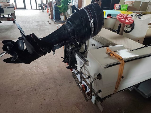Consoleboot ace cruiser composiet van 1982, lengte 4,8m, 6 personen, 75pk 2-takt langstaart buitenmotor van 1989 van het merk mercury. de motor draait en koelt goed. onderhoud is aangewezen. benzineleidingen zijn verduurd waardoor ze lekken - afbeelding 34 van  35