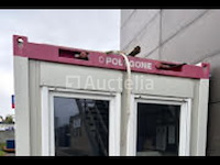 Container met een keuken, kartonpers, printer, toner, wanddispensers voor papier