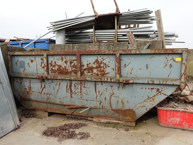 Container met oud ijzer - afbeelding 1 van  3