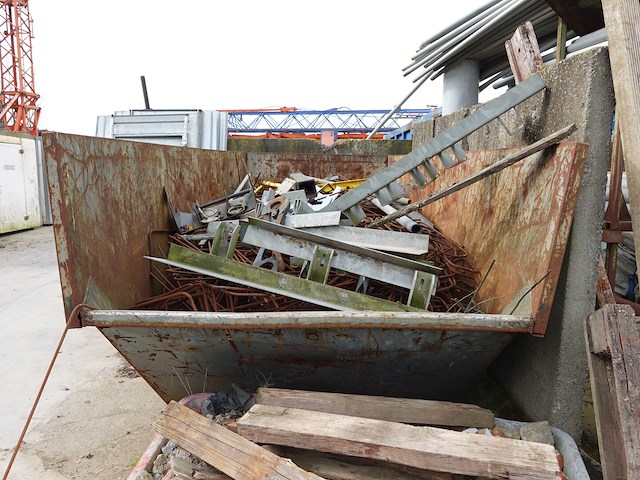 Container met oud ijzer - afbeelding 2 van  3