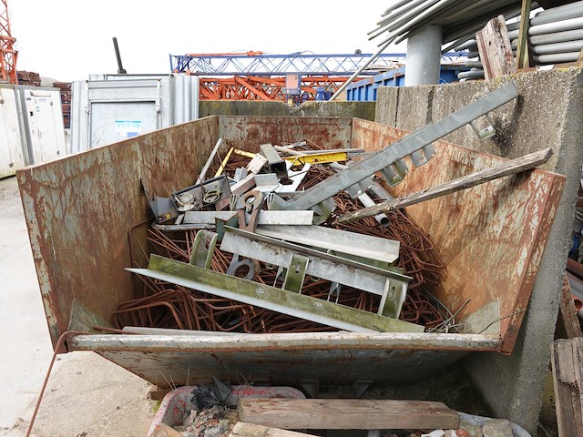 Container met oud ijzer - afbeelding 3 van  3