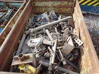 Container met steigeraccessoires - afbeelding 1 van  6