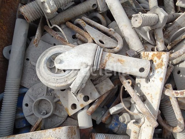 Container met steigeraccessoires - afbeelding 2 van  6