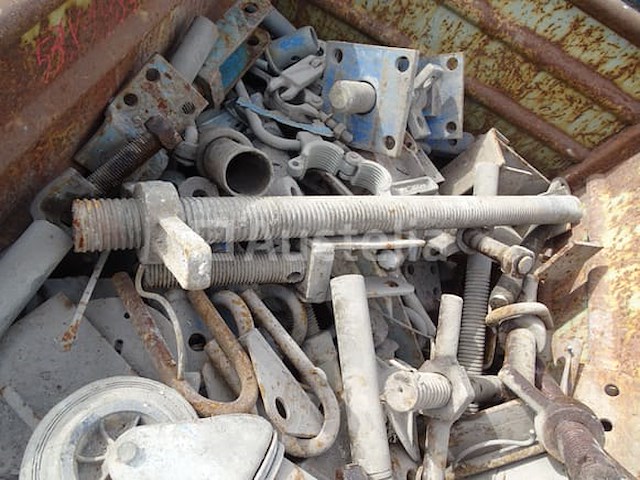 Container met steigeraccessoires - afbeelding 3 van  6