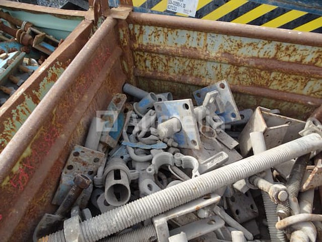 Container met steigeraccessoires - afbeelding 4 van  6