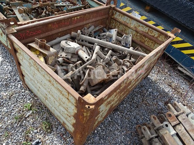 Container met steigeraccessoires - afbeelding 5 van  6