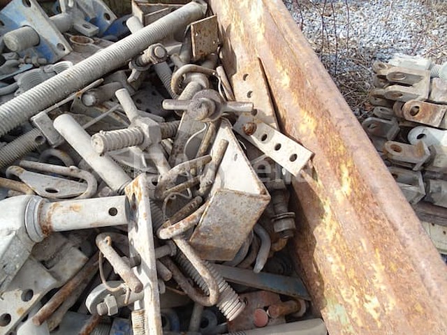 Container met steigeraccessoires - afbeelding 6 van  6