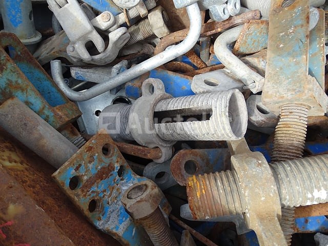 Container met steigeraccessoires ... - afbeelding 2 van  10
