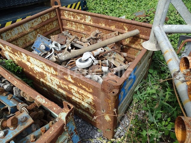 Container met steigeraccessoires ... - afbeelding 4 van  10