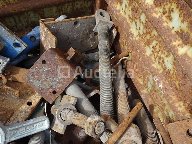 Container met steigeraccessoires ... - afbeelding 6 van  10