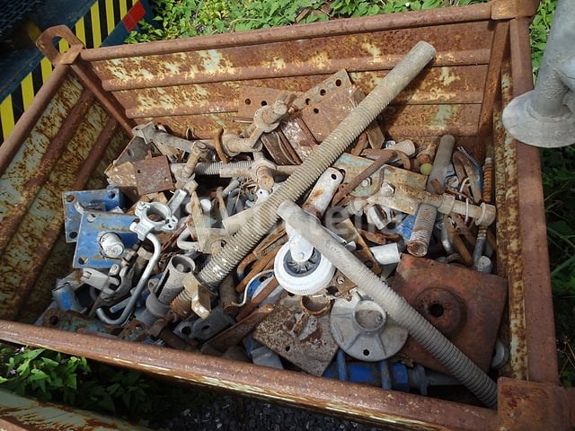 Container met steigeraccessoires ... - afbeelding 10 van  10