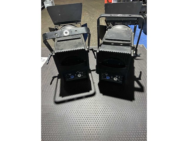 Contest - sfx - fresnel cob 250 w (2x) - afbeelding 2 van  2