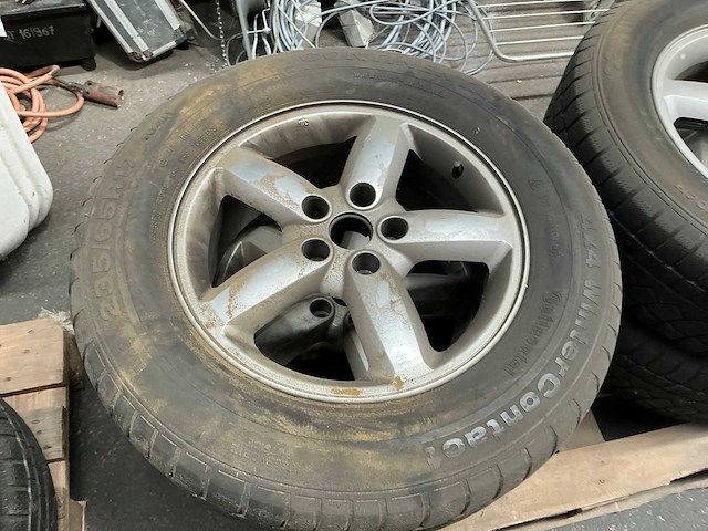 Continental 4x4 wintercontact band op aluminium velg - afbeelding 1 van  3