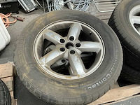 Continental 4x4 wintercontact band op aluminium velg - afbeelding 1 van  3
