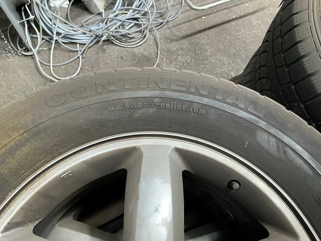 Continental 4x4 wintercontact band op aluminium velg - afbeelding 2 van  3