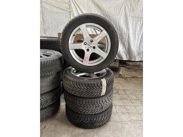 Continental winterbanden op velg - afbeelding 1 van  4