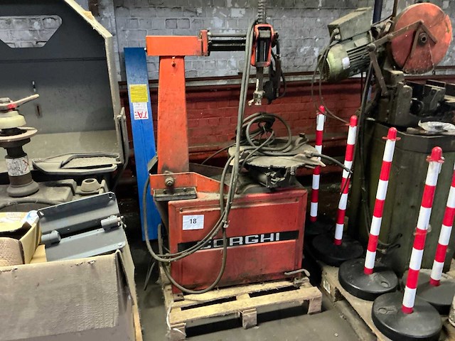 Corghi 9010 banden de-en montageapparaat - afbeelding 1 van  5