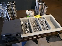 Couvertbak met messen, vorken en lepels + 18 zout en pepermolens