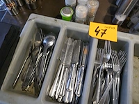 Couvertbak met messen, vorken en lepels + 18 zout en pepermolens - afbeelding 4 van  4