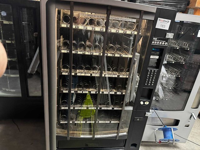 Crane - vendor - snack - verkoopautomaat - afbeelding 1 van  3