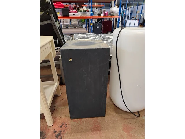Cremekleurige klaptafel 80x60x60 cm, zwart ligbed, verlichte kunststof designpot elho 70 cm hoog, zwarte displayzuil - afbeelding 2 van  11