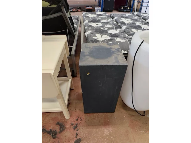 Cremekleurige klaptafel 80x60x60 cm, zwart ligbed, verlichte kunststof designpot elho 70 cm hoog, zwarte displayzuil - afbeelding 3 van  11