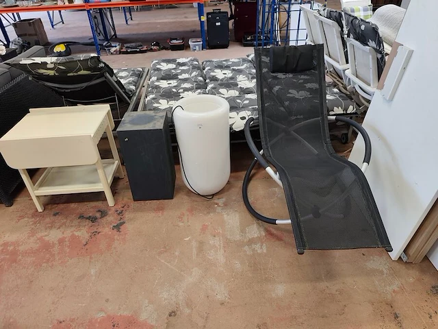 Cremekleurige klaptafel 80x60x60 cm, zwart ligbed, verlichte kunststof designpot elho 70 cm hoog, zwarte displayzuil - afbeelding 1 van  11