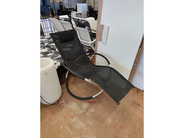 Cremekleurige klaptafel 80x60x60 cm, zwart ligbed, verlichte kunststof designpot elho 70 cm hoog, zwarte displayzuil - afbeelding 6 van  11