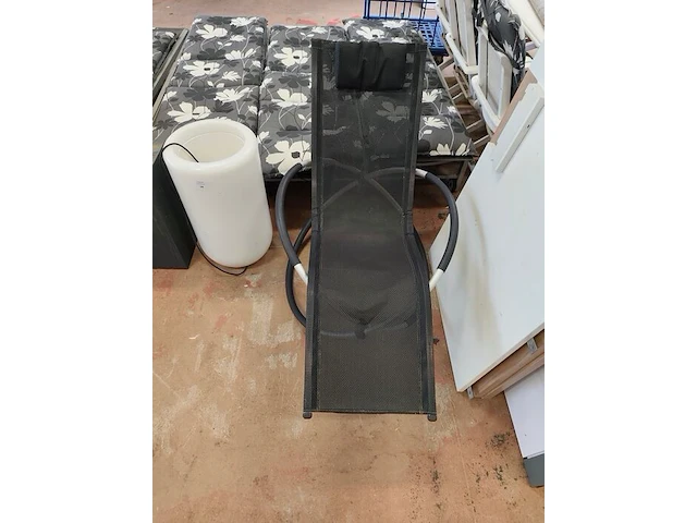 Cremekleurige klaptafel 80x60x60 cm, zwart ligbed, verlichte kunststof designpot elho 70 cm hoog, zwarte displayzuil - afbeelding 7 van  11