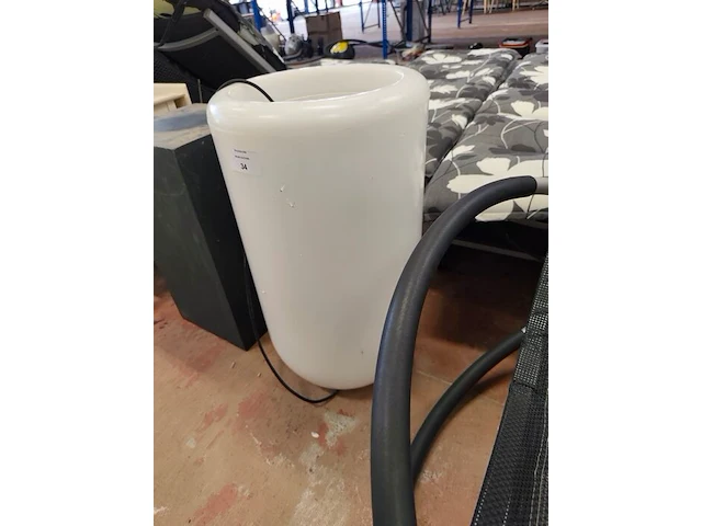Cremekleurige klaptafel 80x60x60 cm, zwart ligbed, verlichte kunststof designpot elho 70 cm hoog, zwarte displayzuil - afbeelding 11 van  11